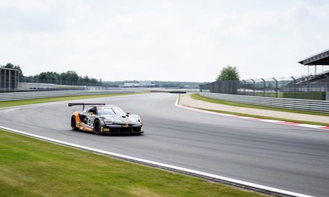 Circuitauto tijdens een trainingssessie op het brede asfalt van TT Circuit Assen