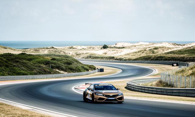 Circuitauto op een bochtige asfaltsectie van Circuit Zandvoort aan de Noord-Hollandse kust