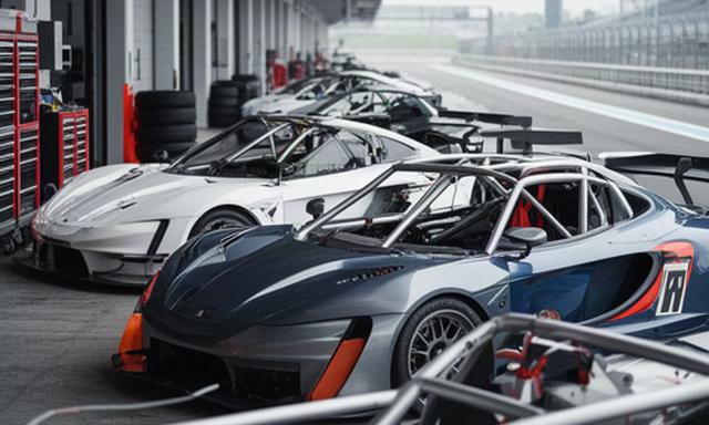 Verschillende typen raceauto's in een pitstraat, met zicht op rolkooi en aerodynamische details
