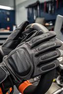 Kartinghandschoenen met siliconen grip op een stuur in een pitbox